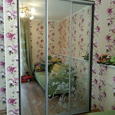 Зеркальные двери с пескоструйным рисунком «Цветы» в нишу
