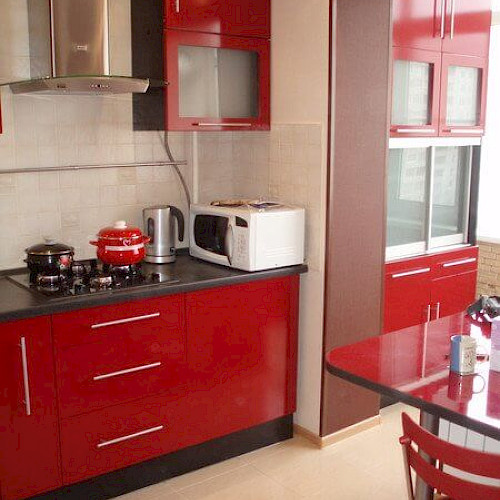 Прямая кухня с пленочными красными фасадами