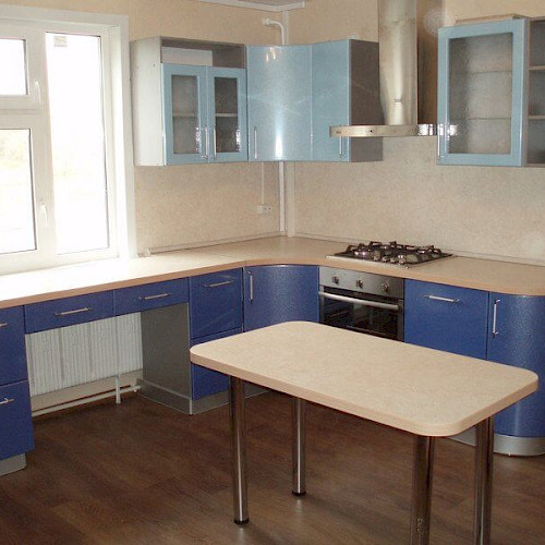 П-образная кухня с пленочными синими и голубыми фасадами 01