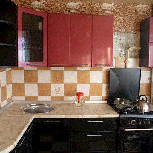 Угловая кухня чёрно-красная со стеклом